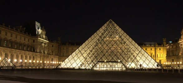 Lámparas LED iluminan la pirámide del Louvre