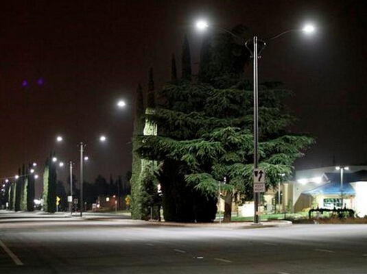 Uso de ahorro de energía de iluminación de calle LED y hermoso